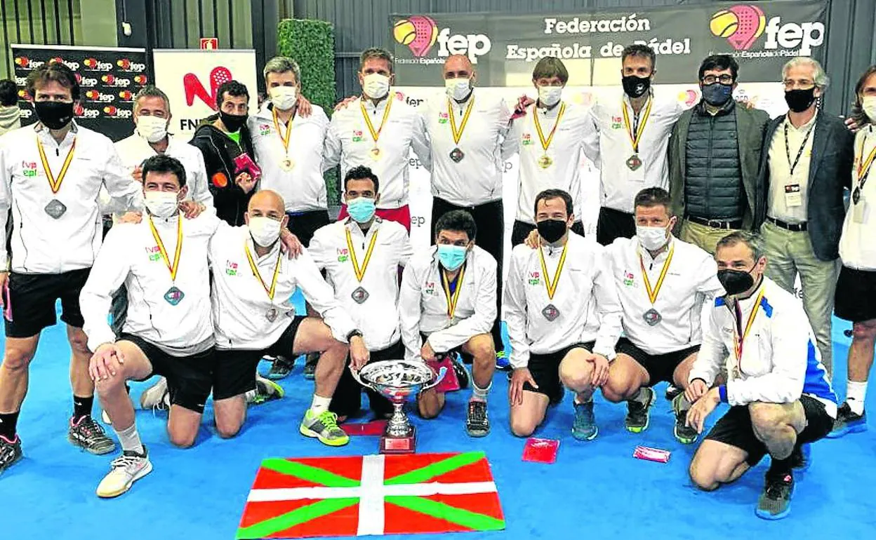 La selección vasca de veteranos en un reciente torneo organizado por la Federación Española de Pádel. 