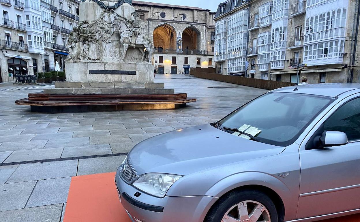 El coche para la presentación de la Semana de la Movilidad esta mañana con las tres multas. 