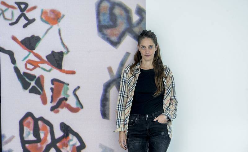 Imagen secundaria 1 - Dos pinturas de Nashashibi. En la segunda imagen, Lorea Alfaro, al frente de una de las piezas adquiridas por el museo. 