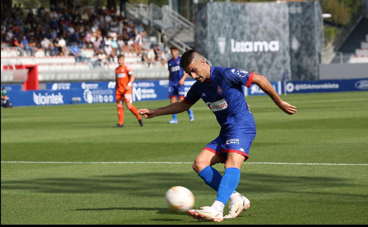 Iker Bilbao pone un centro durante el partido ante el Burgos en Lezama. 