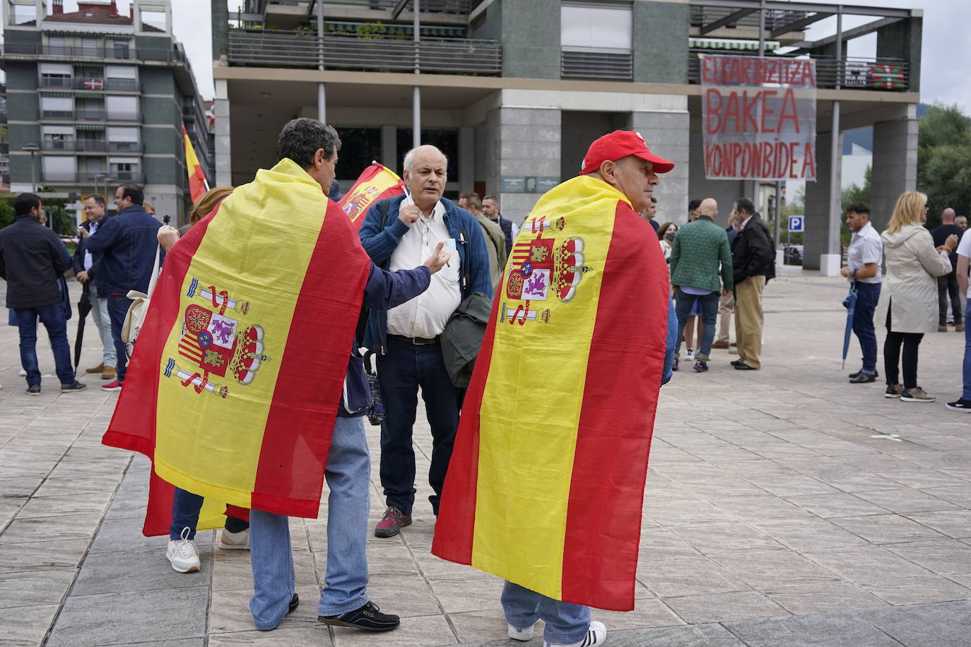 Fotos: Imágenes del homenaje a Parot y la concentración de Vox en Mondragon