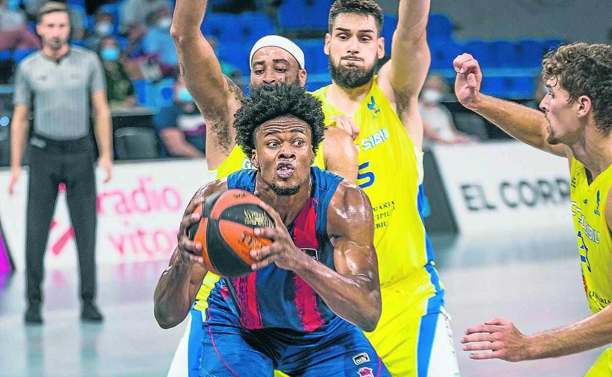 Steven Enoch se hace hueco bajo los aros durante el duelo ante el CSU Sibiu rumano. 