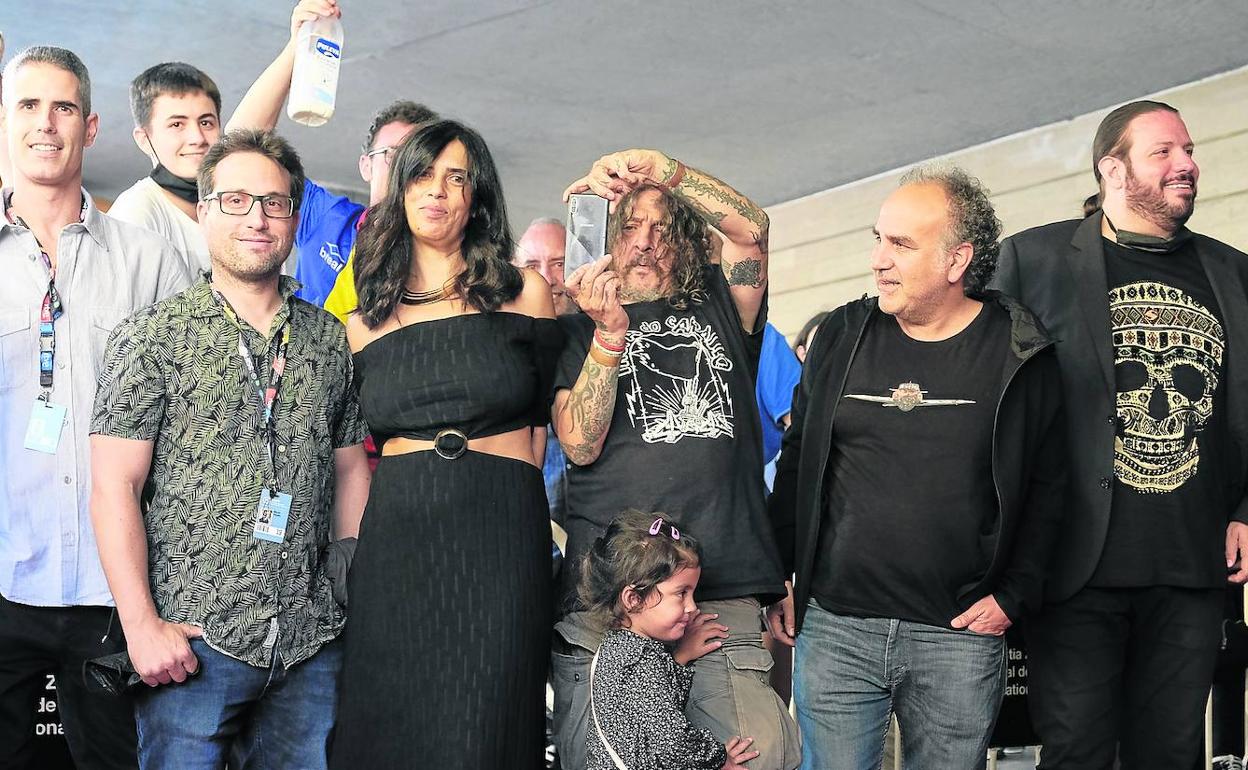 Evaristo, sus compañeros de La Polla Records y el director Javier Corcuera en el pase de 'No somos nada'.