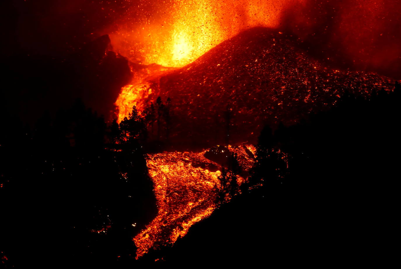 Fotos: El volcán de Canarias entra en erupción