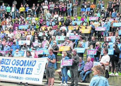 Imagen secundaria 1 - Acto de Sare para denunciar las «cadenas perpetuas encubiertas». Radicales se encaran con agentes de la Policía vasca. El anciano de 81 años que resultó herido tras ser arrollado por un grupo de jóvenes que escapaba de la Ertzaintza.