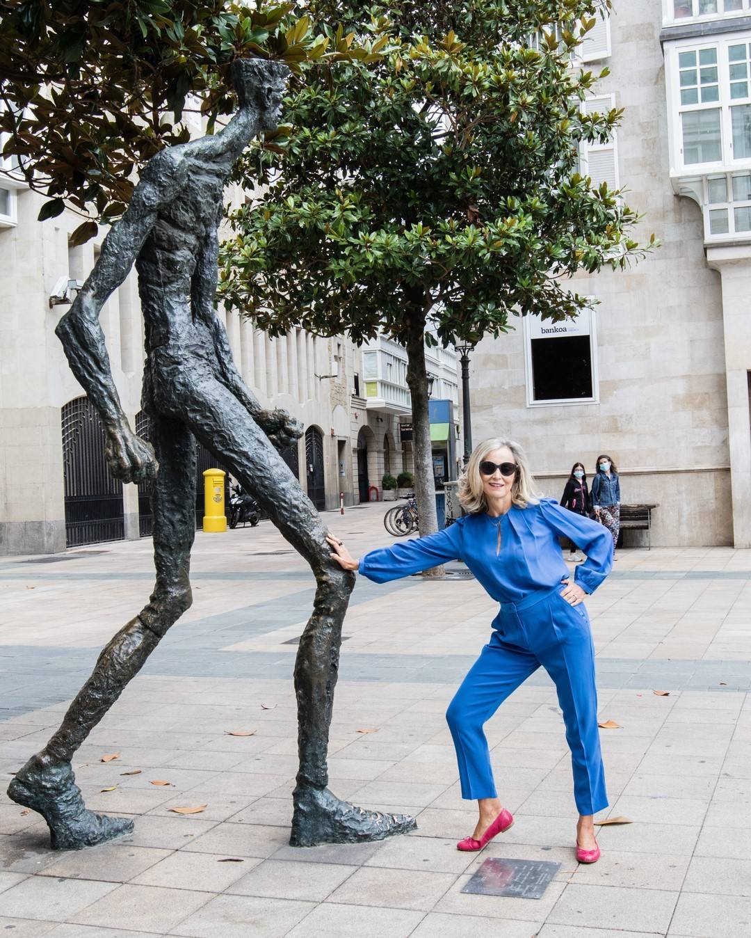 Conjunto en azul zafiro de camisa y pantalón de crepé.