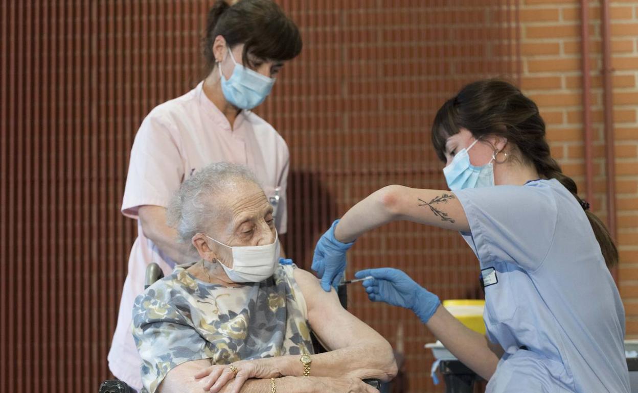 Consuelo fue la primera alavesa en recibir la vacuna. 