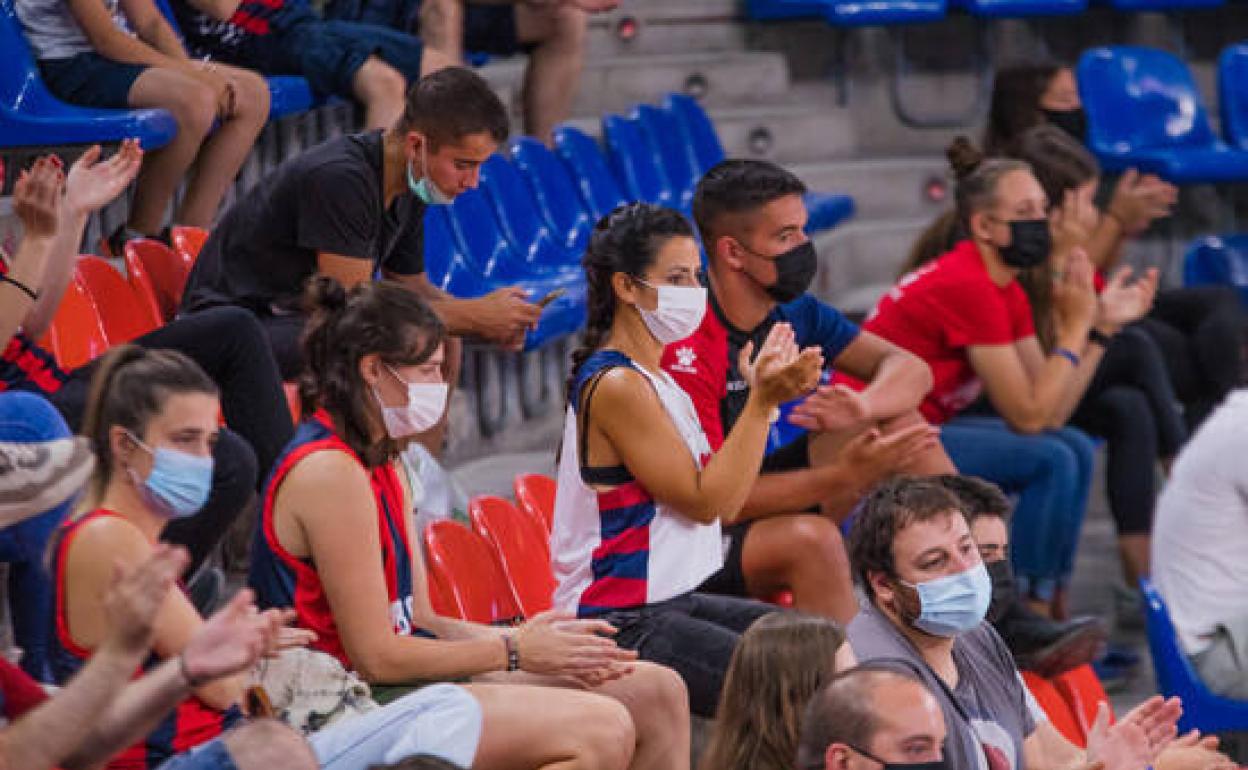 Imagen de una parte de la afición azulgrana que se congregó en el Buesa en el Trofeo Diputación