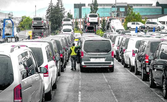 Carga de furgonetas de Mercedes en las campas de la compañía en Vitoria. 
