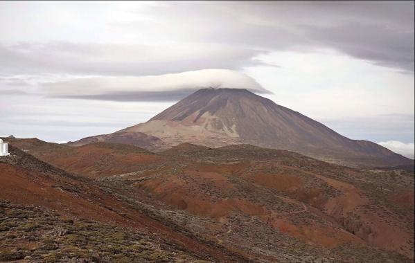 Las nubes se posan sobre el volcán, dando lugar al fenómeno «sombrero del Teide». 