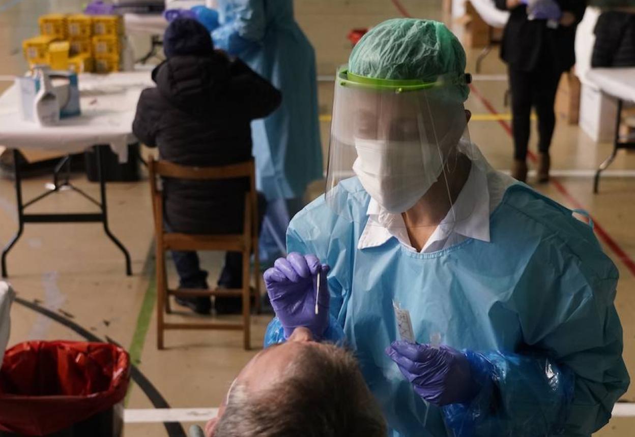 Una sanitario realiza una prueba diagnóstica de coronavirus.