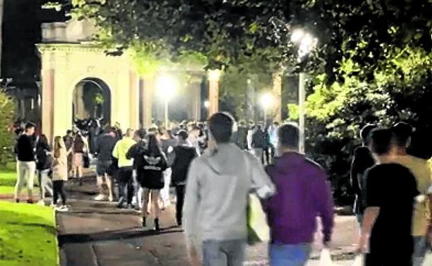 Más de un millar de jóvenes se concentraron en el Parque de Doña Casilda para beber. 