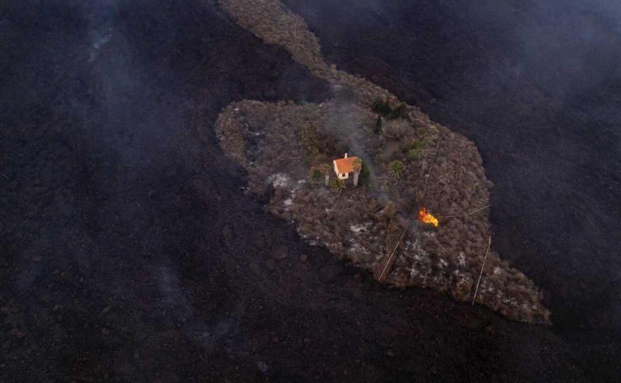 ¿Milagro? ¿Una obra más de la naturaleza? Una casa se salva y todo a su alrededor es destruido por la lava