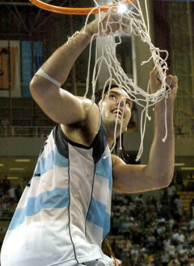 Scola fue la bandera de Argentina, logrando 13 medallas, entre ellas el legendario oro de Atenas 2004.