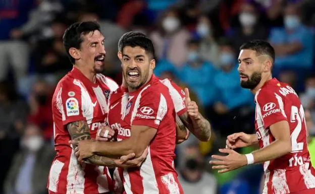Suárez pone líder al Atlético y hunde a Míchel