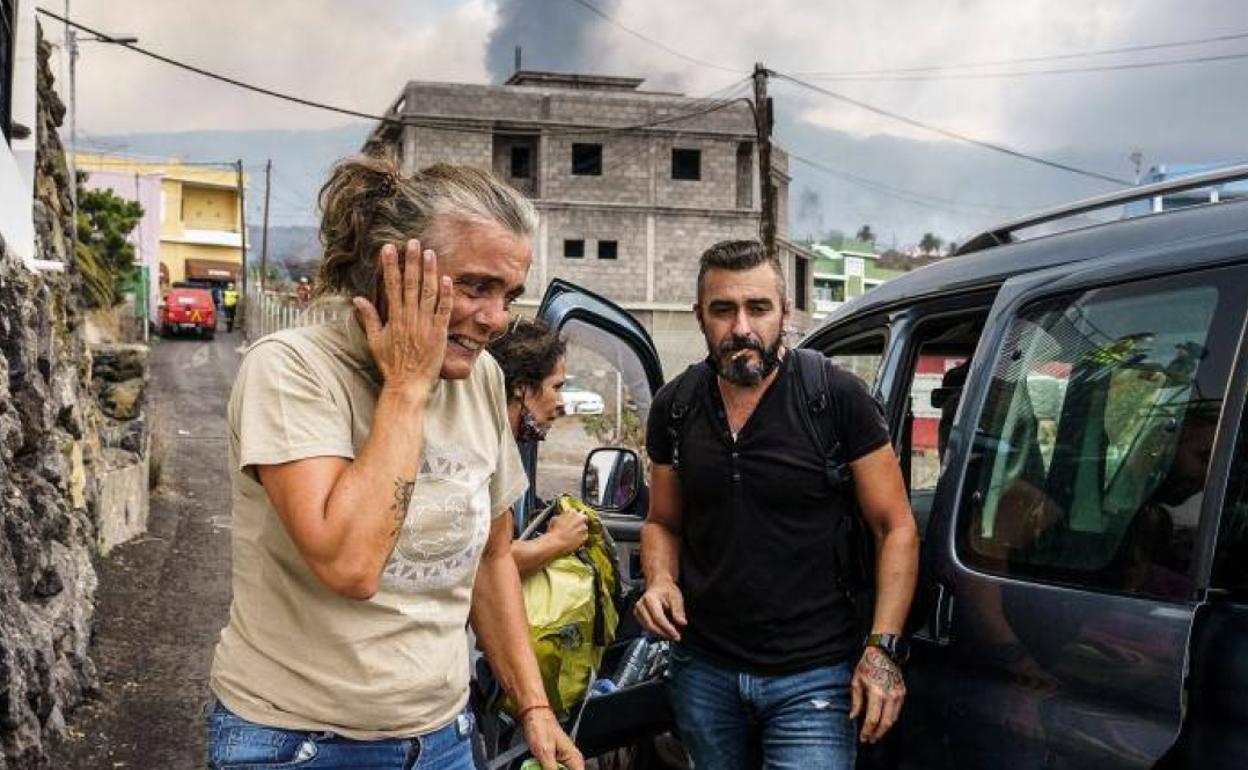 Vecinos de Todoque recogen sus últimos enseres. 