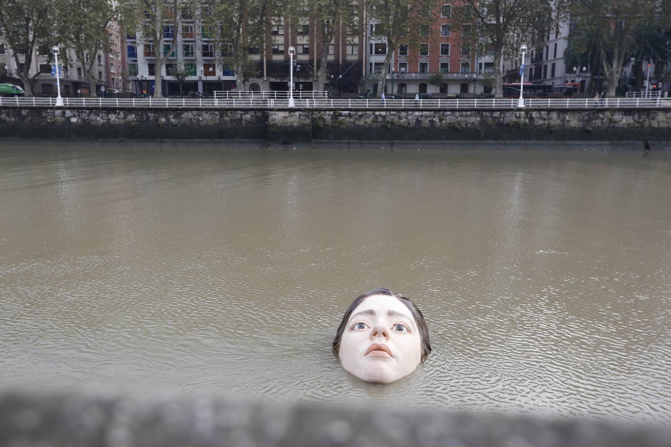 Fotos: La cabeza gigante de una niña flotando en la ría de Bilbao, en imágenes