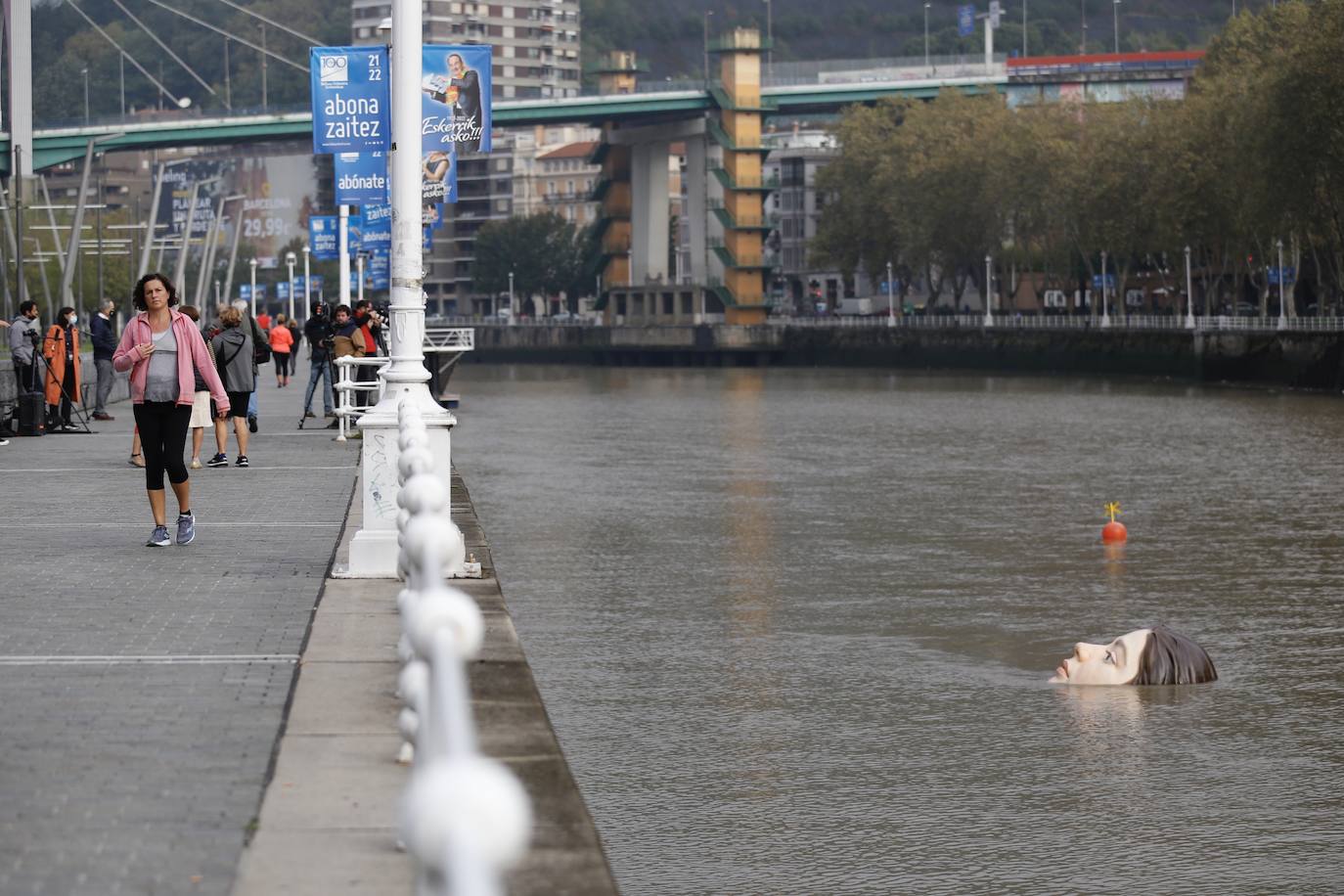 Fotos: La cabeza gigante de una niña flotando en la ría de Bilbao, en imágenes