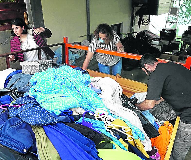 La familia guarda la ropa que ha salvado antes de que el pueblo desaparezca.