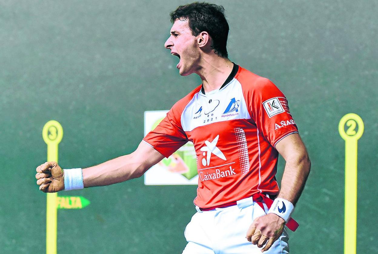 Altuna celebra su victoria ayer en el Adarraga. 