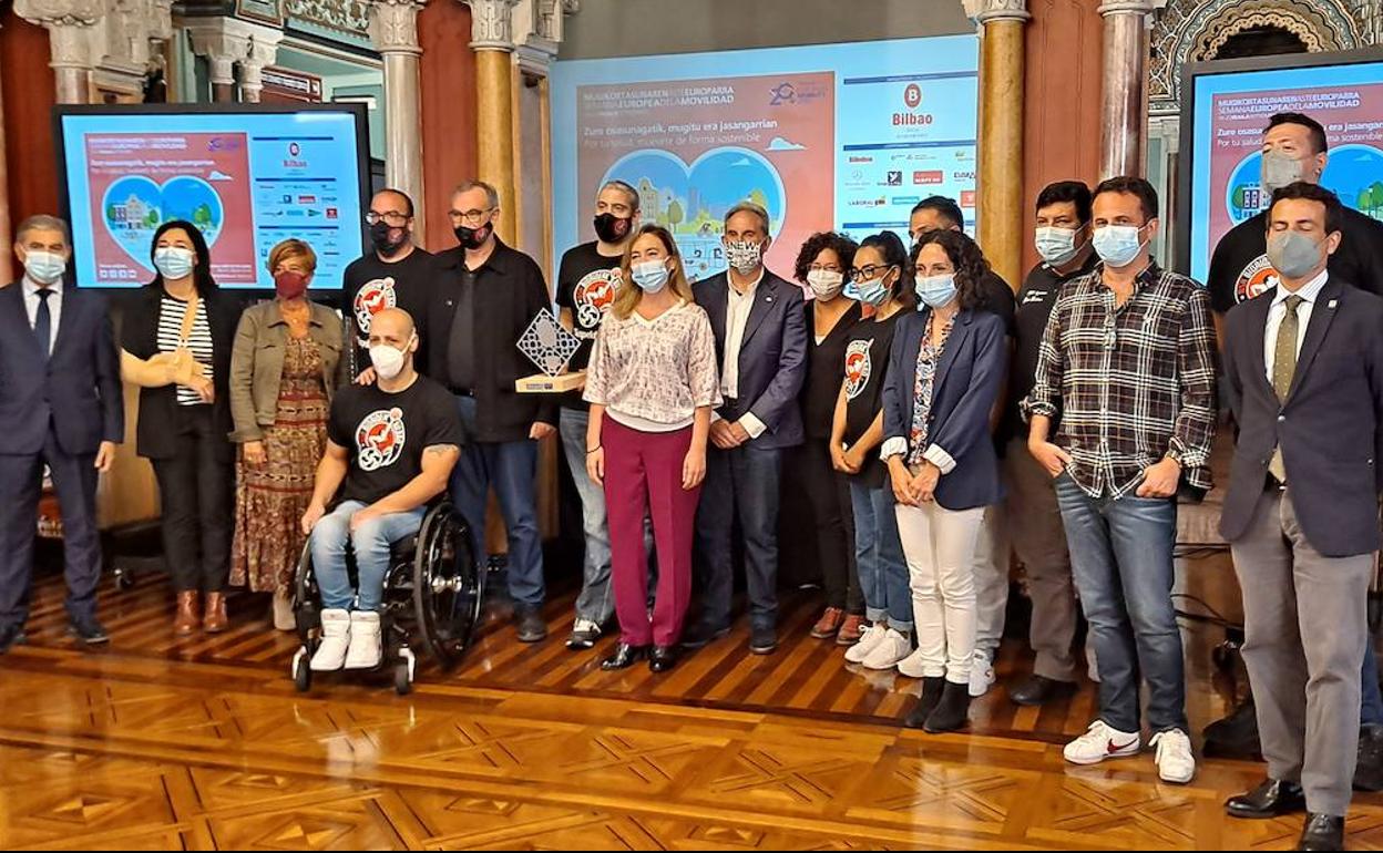 Alfonso Gil, en el centro, rodeado por componentes del club de baloncesto y representantes municipales