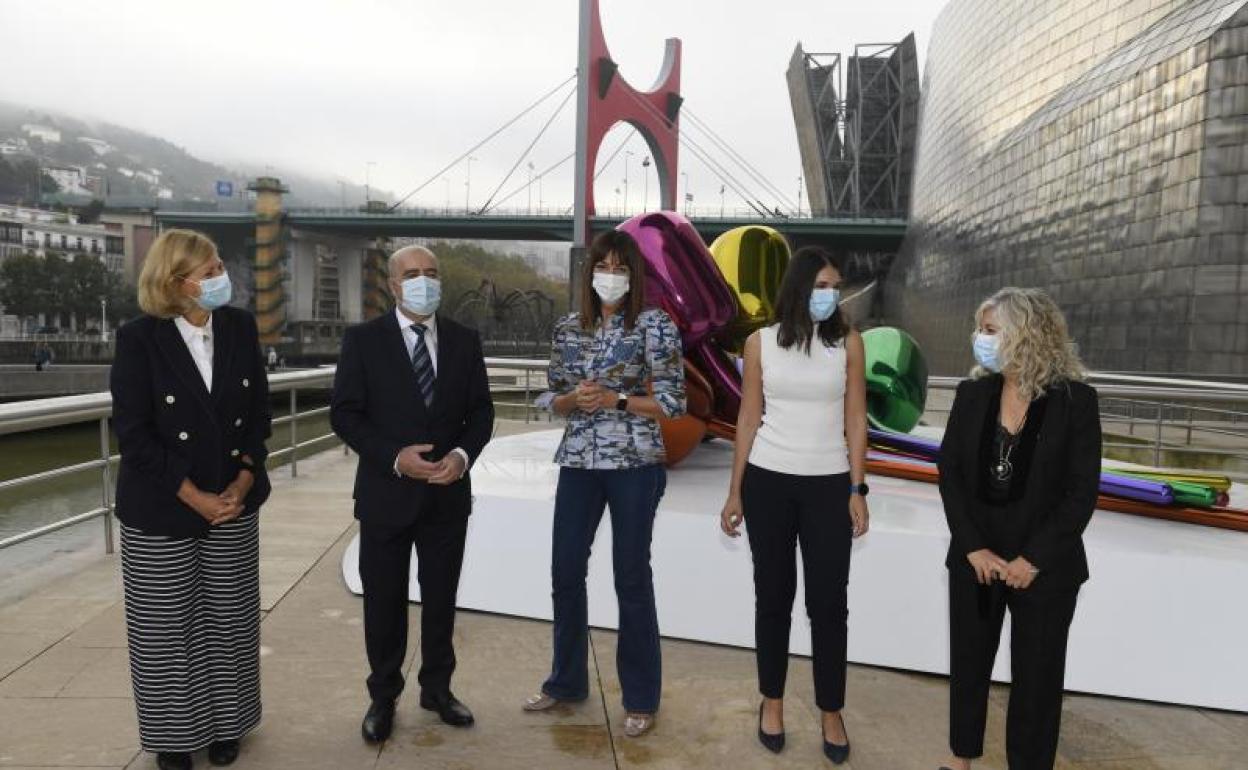 Luz Emparanza Bereciartua, directora Aenor Internacional País Vasco; José Miguel Santamaría, director de EL CORREO; Idoia Mendia, vicelehendakari y consejera de Trabajo y Empleo del Gobierno vasco; Digna González , responsable de Innovación y Desarrollo en Bexen Cardio, y María Eugenia Ramos , Responsable de la Fundación Gizagune.