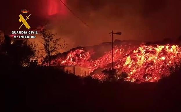 La lava se abre paso y llega al barrio de Todoque