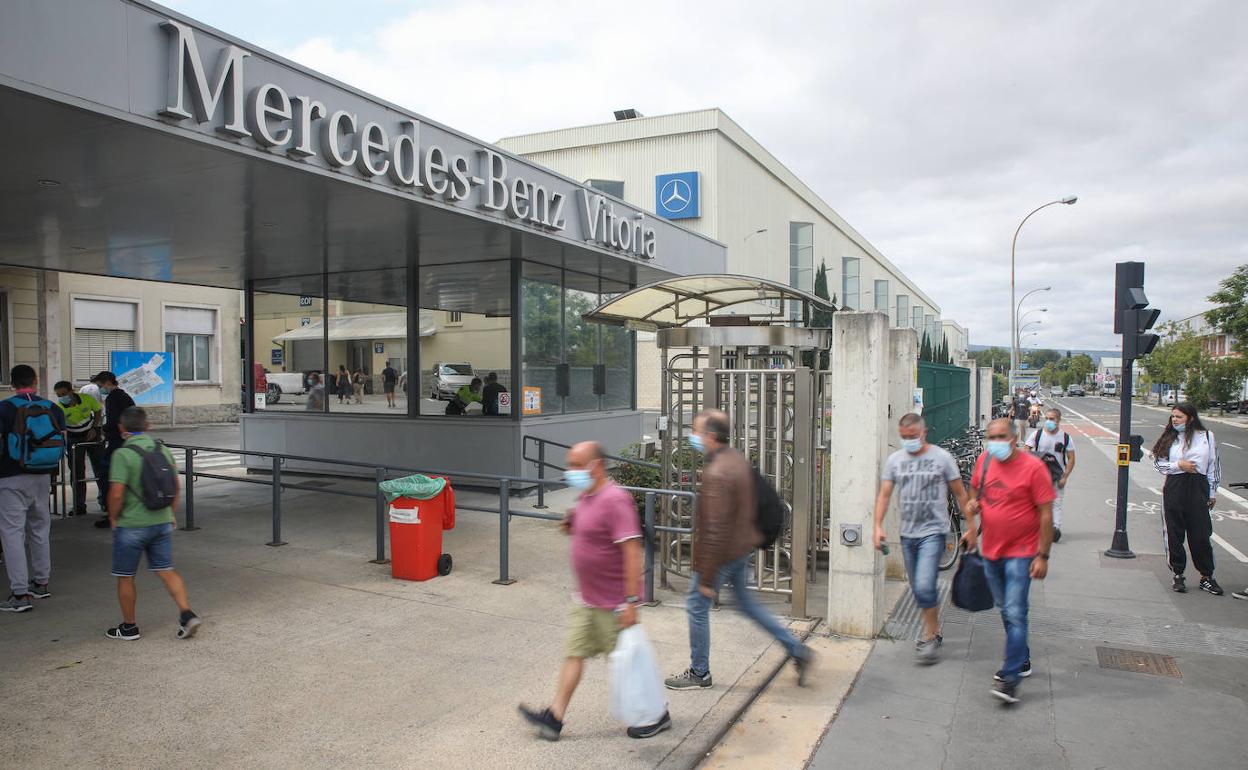 Trabajadores de Mercedes entran a la planta de Vitoria.