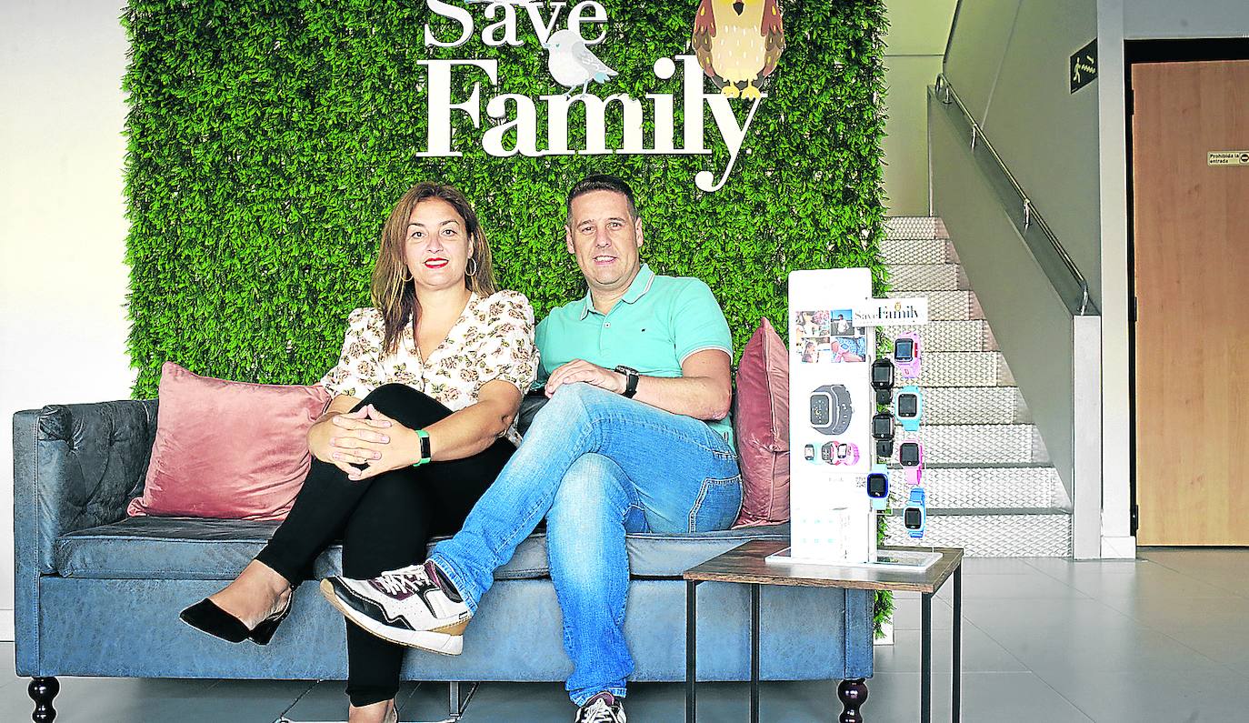 Natalia Expósito y Jorge Álvarez, promotores de la 'startup' SaveFamily, posan junto a varios de los relojes de la firma.