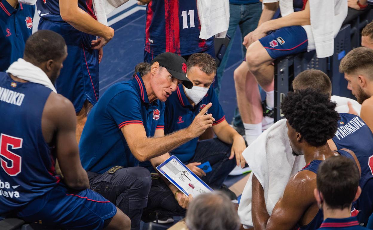 Dusko Ivanovic da instrucciones durante el reciente Trofeo Diputación.