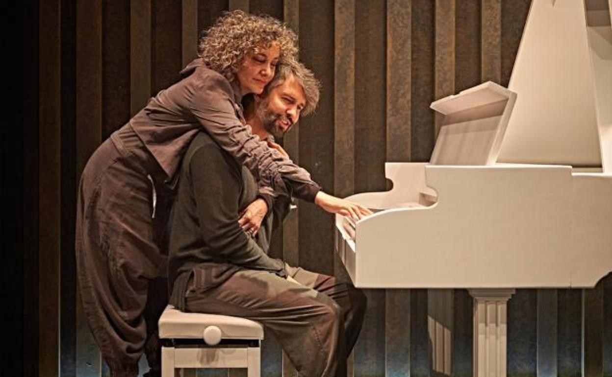 Sonia Almarcha y Marc Parejo en una escena de la obra. 