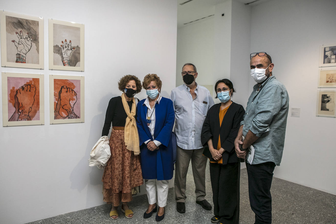 María Isabel, hermana de José Félix González Placer, con la diputada de Cultura Ana del Val, José Miguel, hermano del artista, Beatriz Herráez, directora del museo Artium y Enrique Martínez Goikoetxea, conservador de la exposición