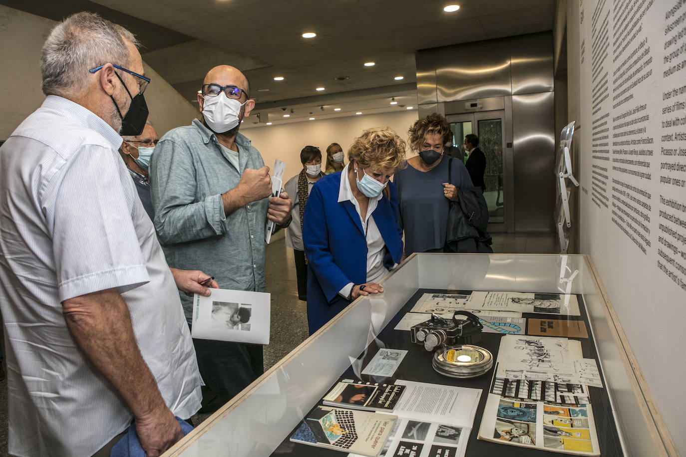 Una de las vitrinas con documentos y detalles de la obra de José Félix González Placer.