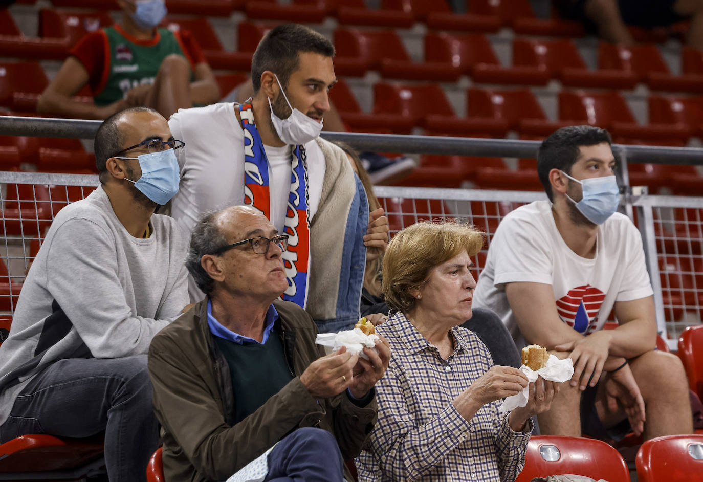 Fotos: Así ha sido el esperado regreso de la afición al Buesa Arena
