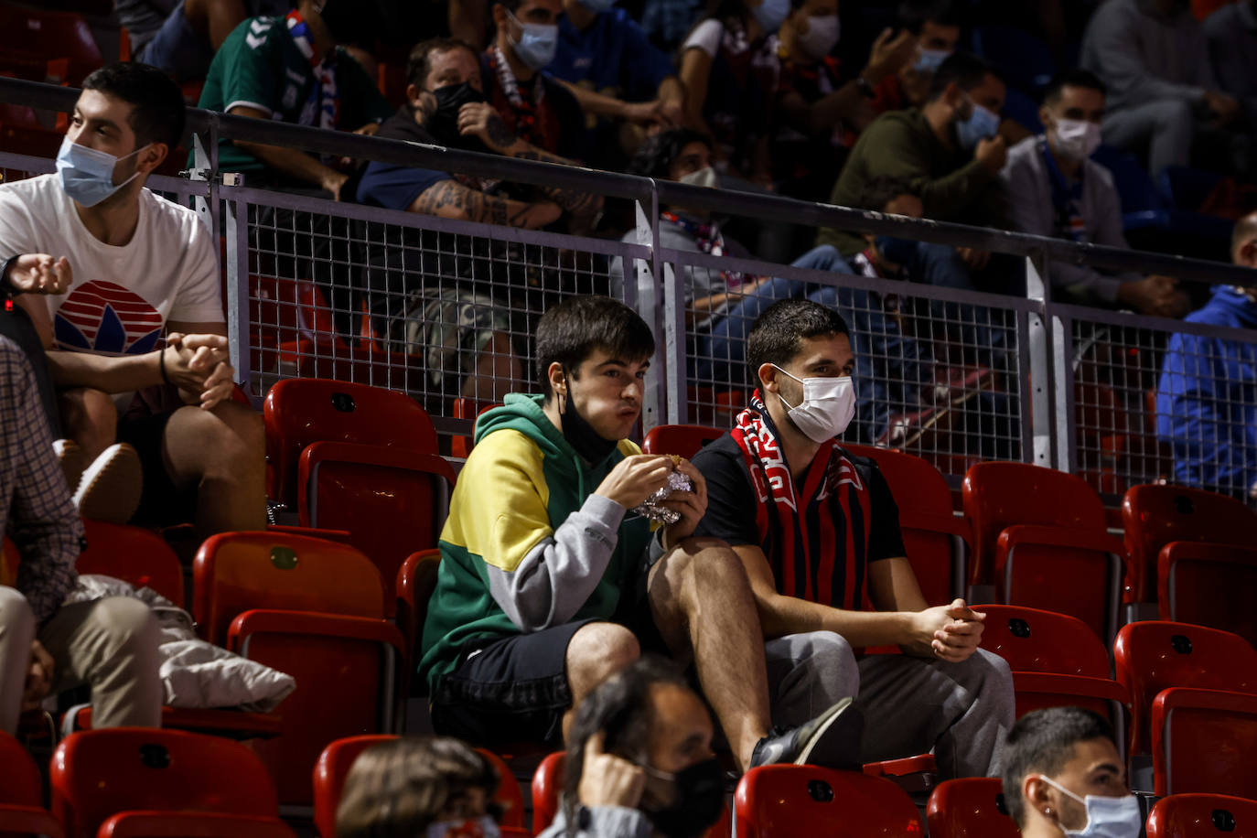 Fotos: Así ha sido el esperado regreso de la afición al Buesa Arena