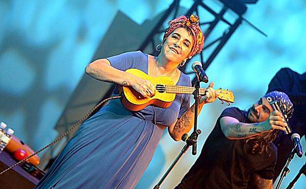 Abriendo el show con 'Mi genética' y el ukelele. 
