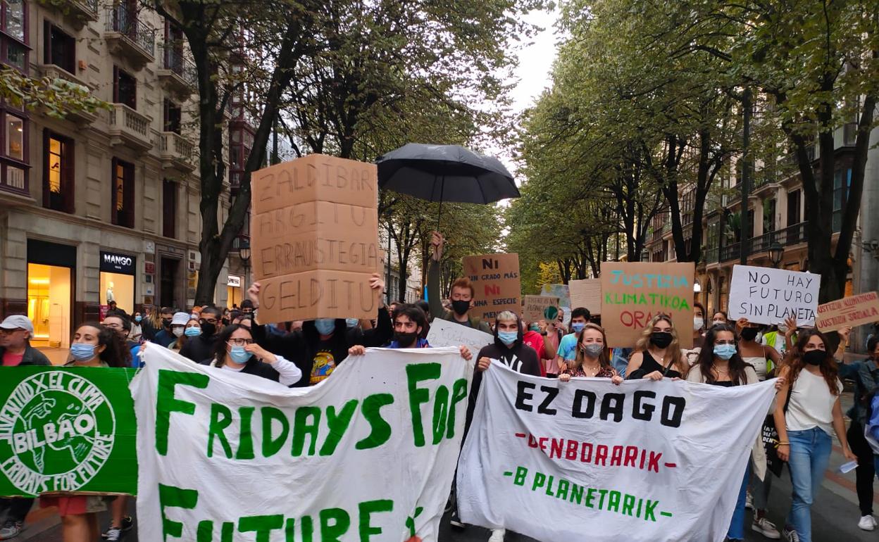 Más de 400 personas exigen en Bilbao «una vacuna para salvar el planeta»