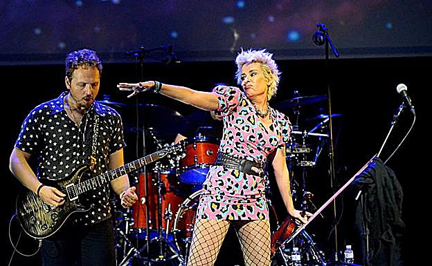 Con el guitarrista y director de la banda, Guillermo Guerrero. 