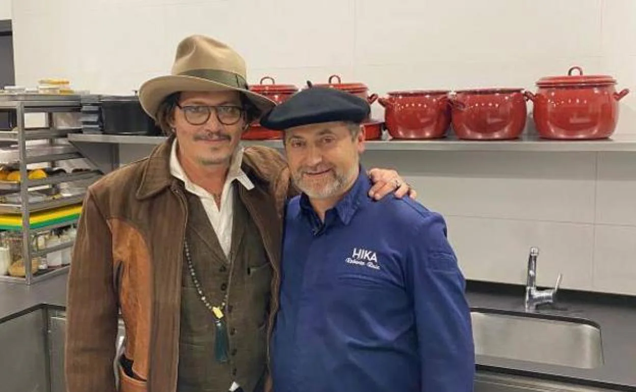 Johnny Depp posa con Roberto Ruiz en su cocina de Hika, en Amasa, tras la cena de ayer. El cocinero le regaló una de sus clásicas txapelas.
