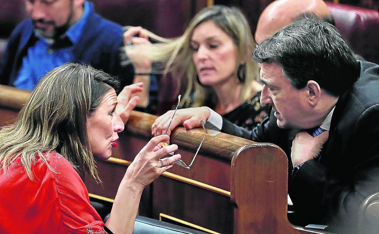 La ministra Yolanda Díaz conversa en el Congreso con el portavoz del PNV, Aitor Esteban. 
