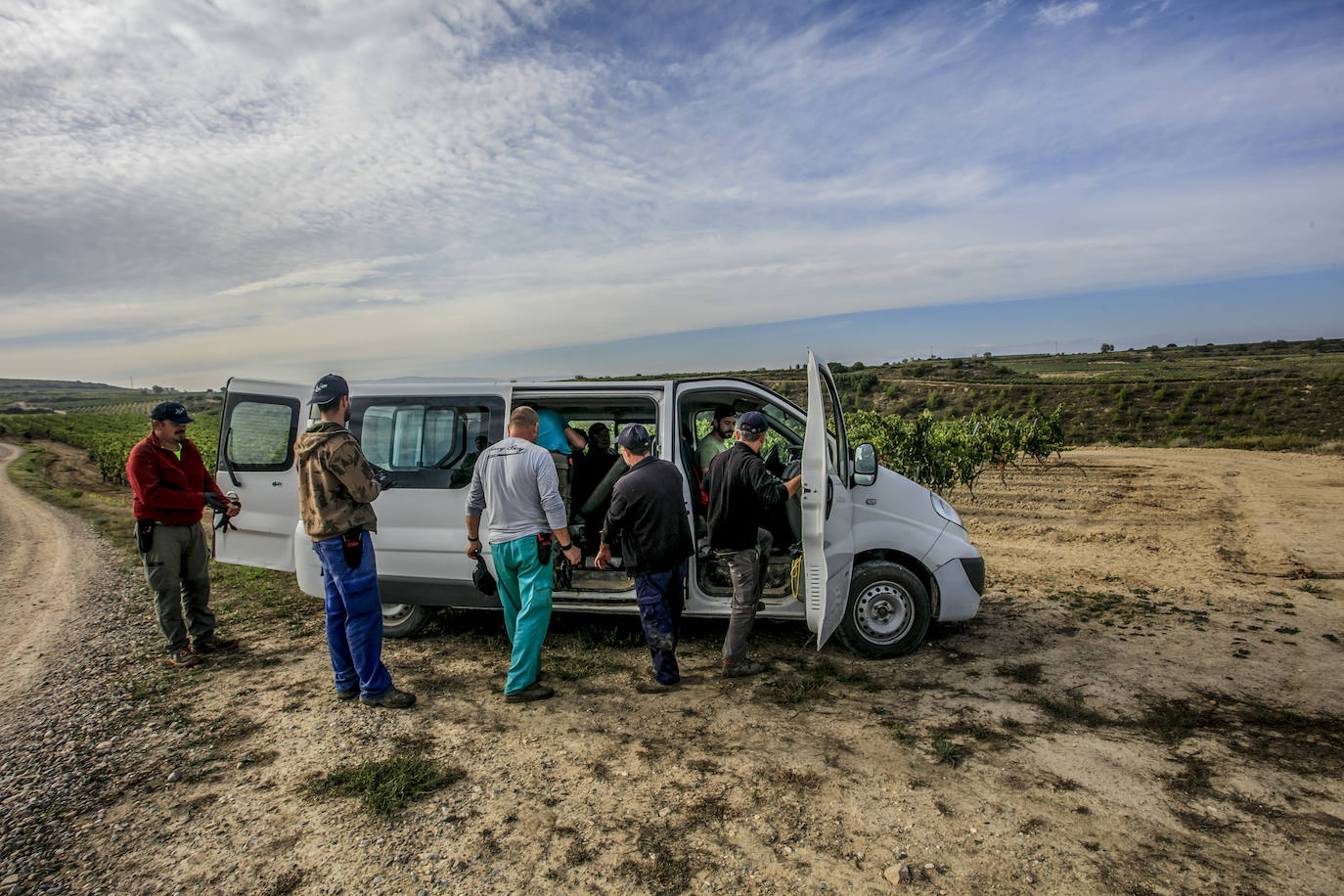 Los temporeros recogen sus enseres antes de montar en la furgoneta de vuelta a la bodega