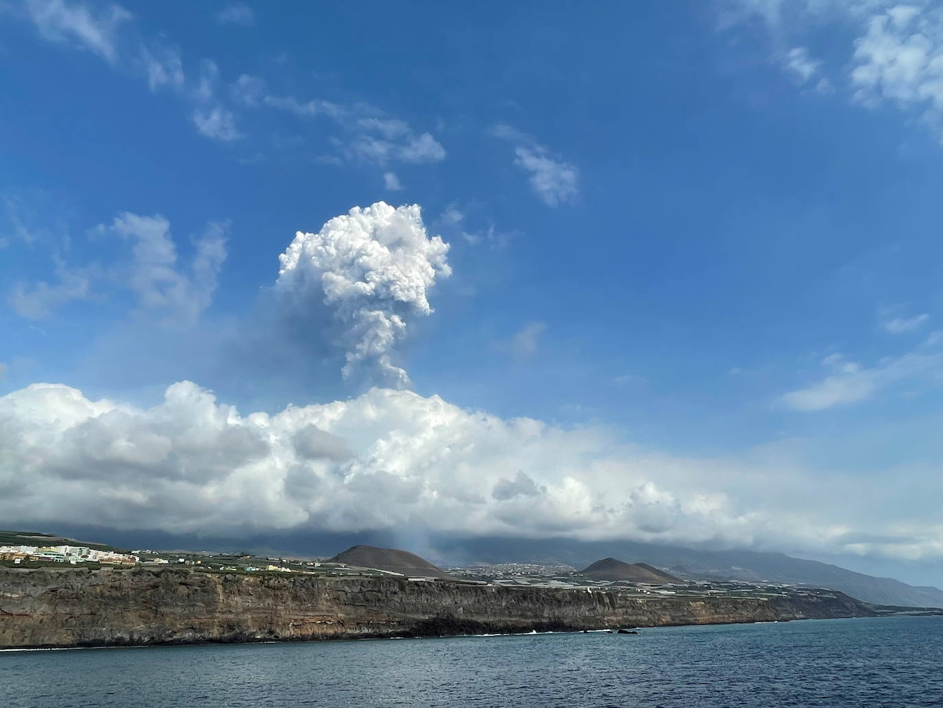 Fotos: El volcán de Canarias entra en erupción