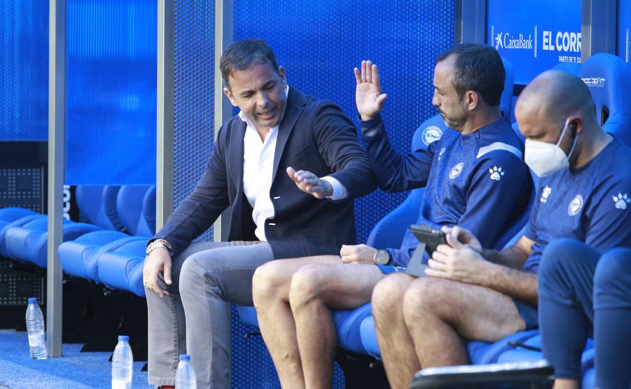 Calleja choca la mano con su segundo entrenador, Quique Álvarez. 