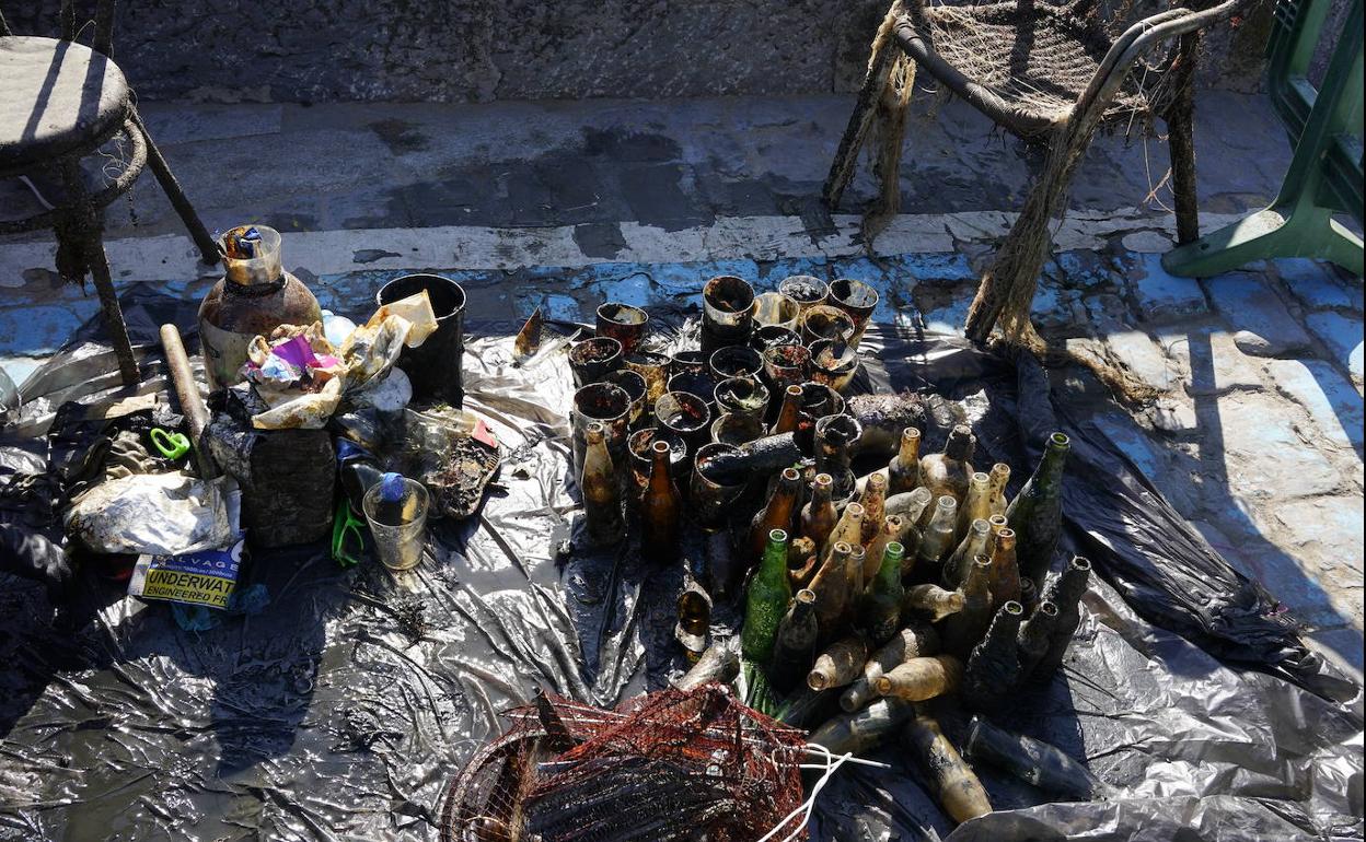 Buceadores de Lekeitio canjearán por comida 100 kilos de residuos recogidos del fondo del mar