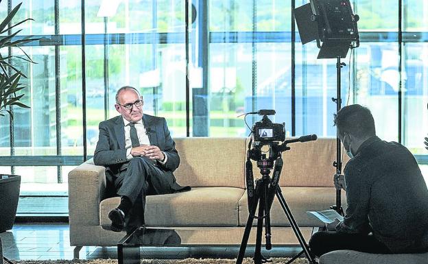 Ramiro González, con el parque de Miñano de fondo en un momento de la entrevista.