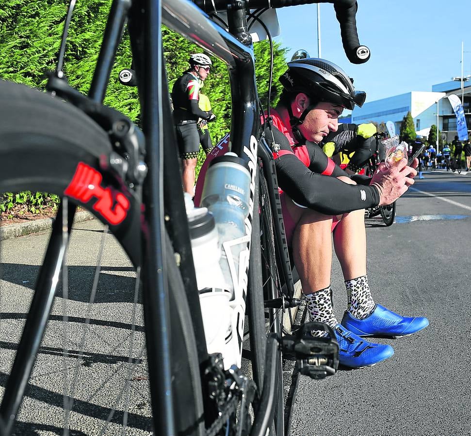 Salida. Jaime Lafita corta la cinta en presencia de Raúl Mena, presidente de la Fed. vasca; la concejal Itxaso Erroteta; Philippe Govaert, y Carlos Sergio, director de Deportes foral.