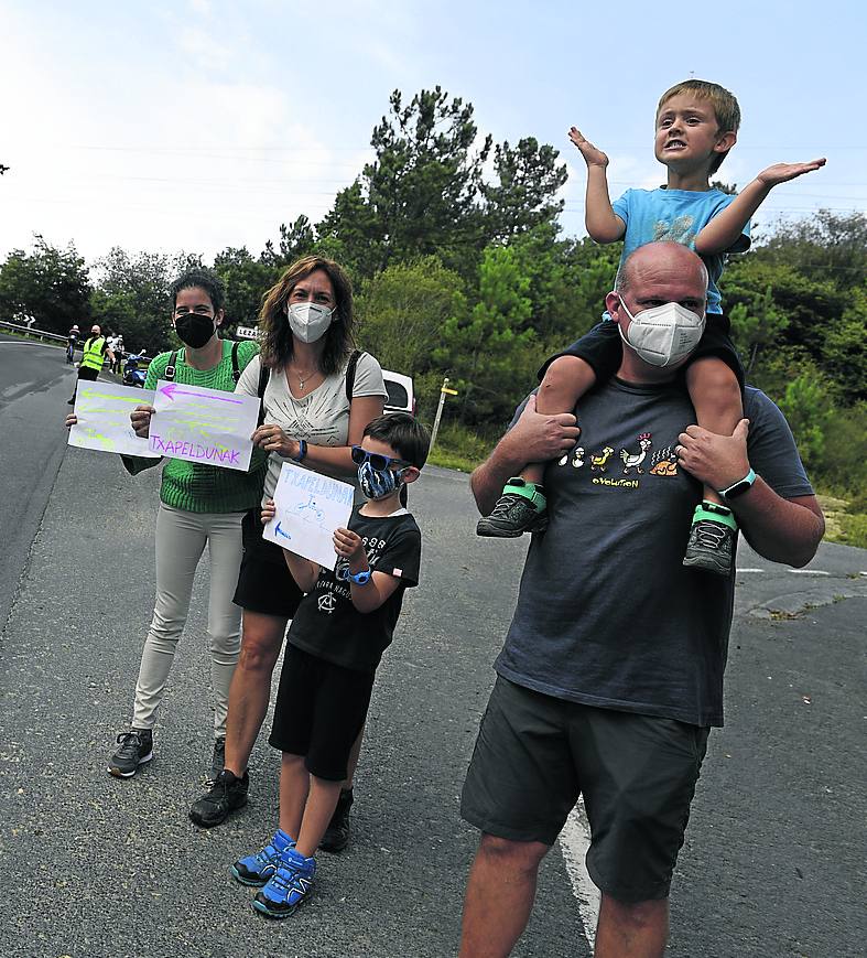 Salida. Jaime Lafita corta la cinta en presencia de Raúl Mena, presidente de la Fed. vasca; la concejal Itxaso Erroteta; Philippe Govaert, y Carlos Sergio, director de Deportes foral.