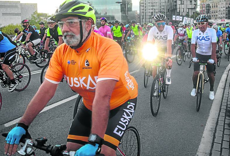 Salida. Jaime Lafita corta la cinta en presencia de Raúl Mena, presidente de la Fed. vasca; la concejal Itxaso Erroteta; Philippe Govaert, y Carlos Sergio, director de Deportes foral.
