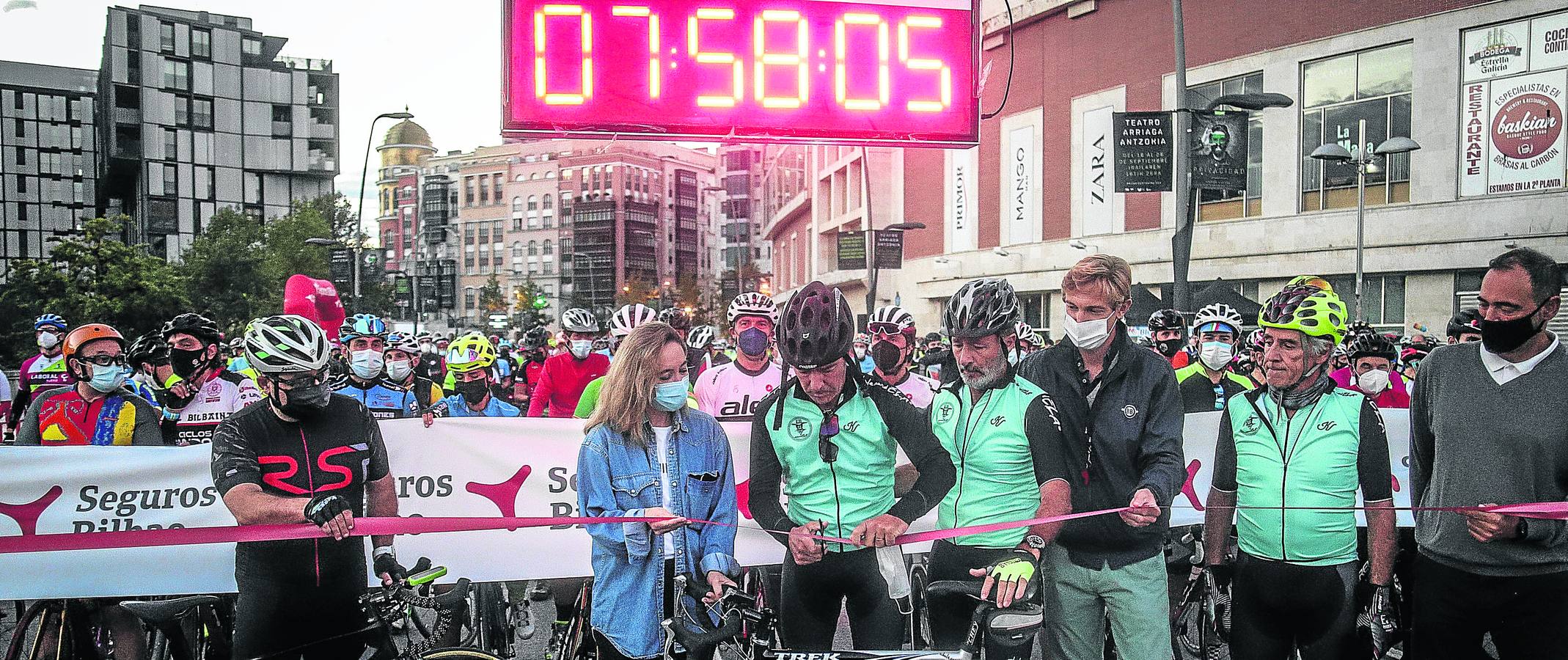 Salida. Jaime Lafita corta la cinta en presencia de Raúl Mena, presidente de la Fed. vasca; la concejal Itxaso Erroteta; Philippe Govaert, y Carlos Sergio, director de Deportes foral.