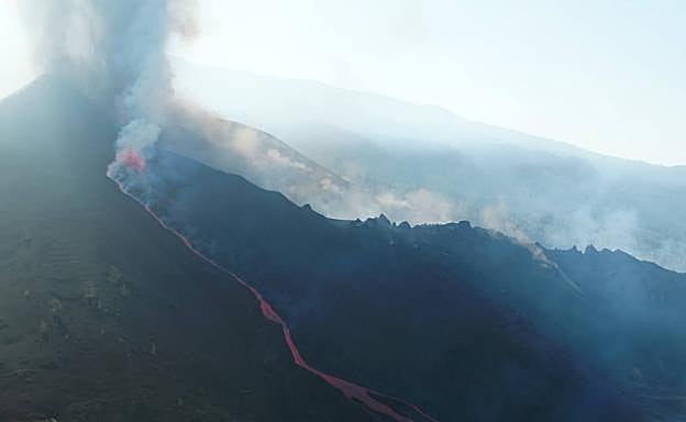 Erupción del volcán de La Palma: El avance de la lava se ralentiza a 800 metros del mar